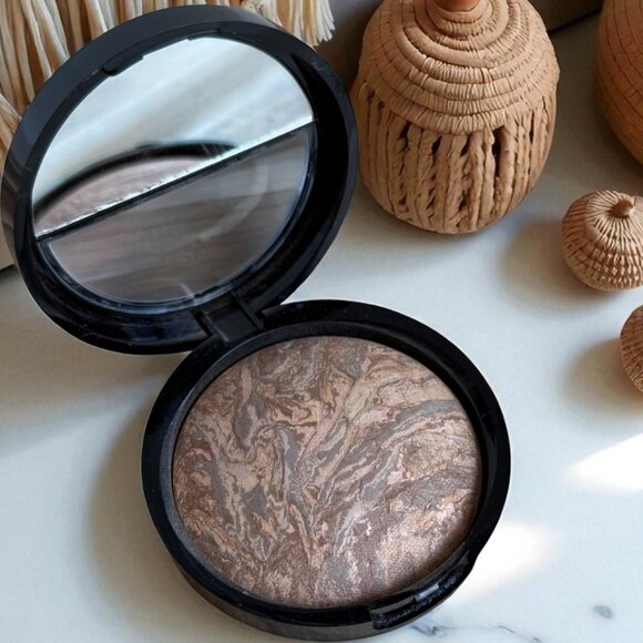 Laura Geller NEW Baked Balance-n-Glow Illuminating Foundation Medium Shade - Picture 6 of 8